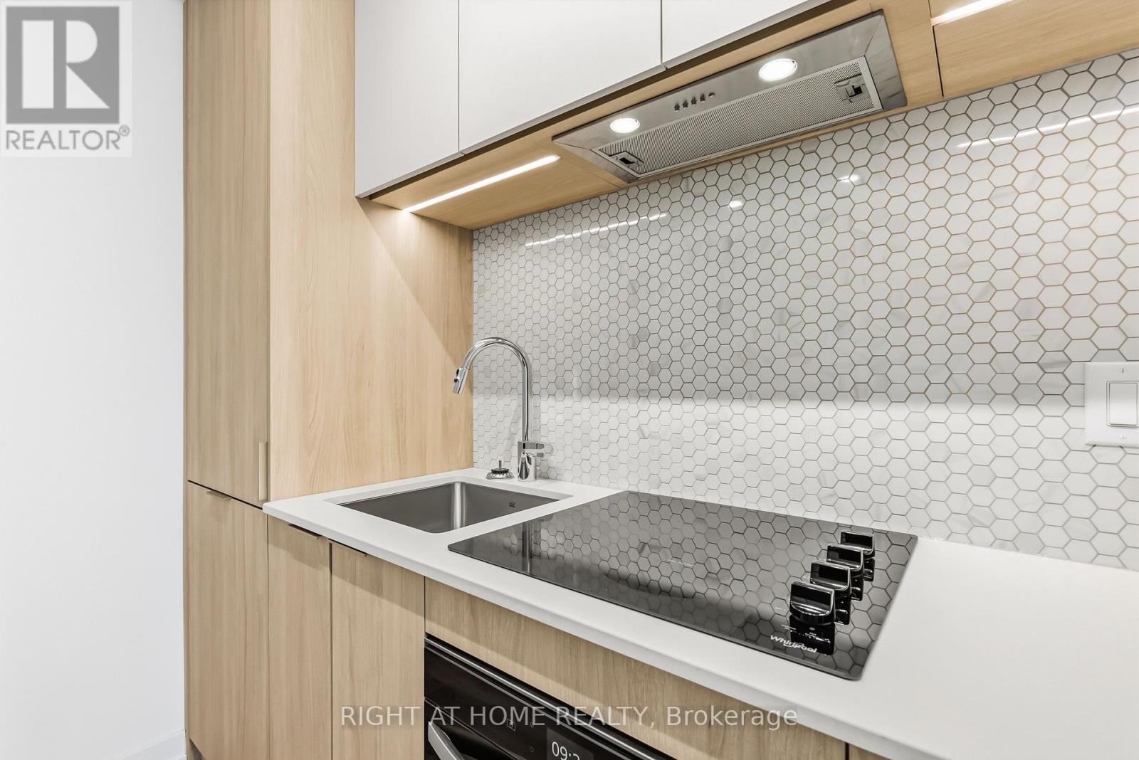 413 - 395 Square One Drive W, Mississauga, Ontario  L5B 0E2 - Photo 10 - W12993896