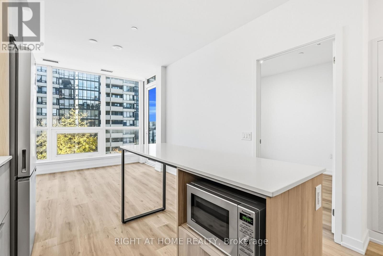 413 - 395 Square One Drive W, Mississauga, Ontario  L5B 0E2 - Photo 11 - W12993896