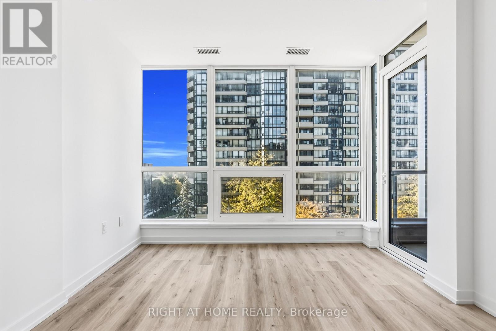 413 - 395 Square One Drive W, Mississauga, Ontario  L5B 0E2 - Photo 13 - W12993896