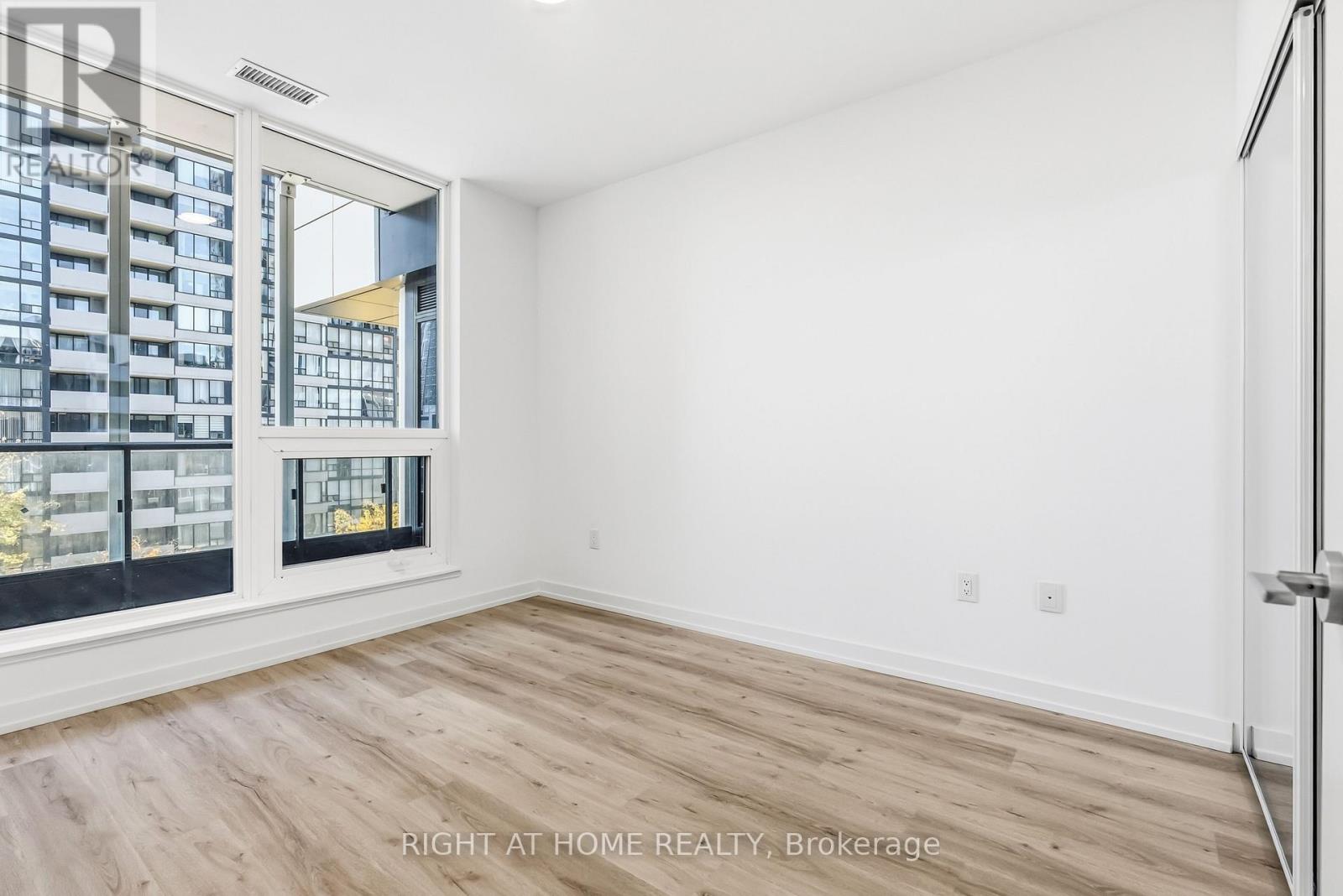 413 - 395 Square One Drive W, Mississauga, Ontario  L5B 0E2 - Photo 16 - W12993896