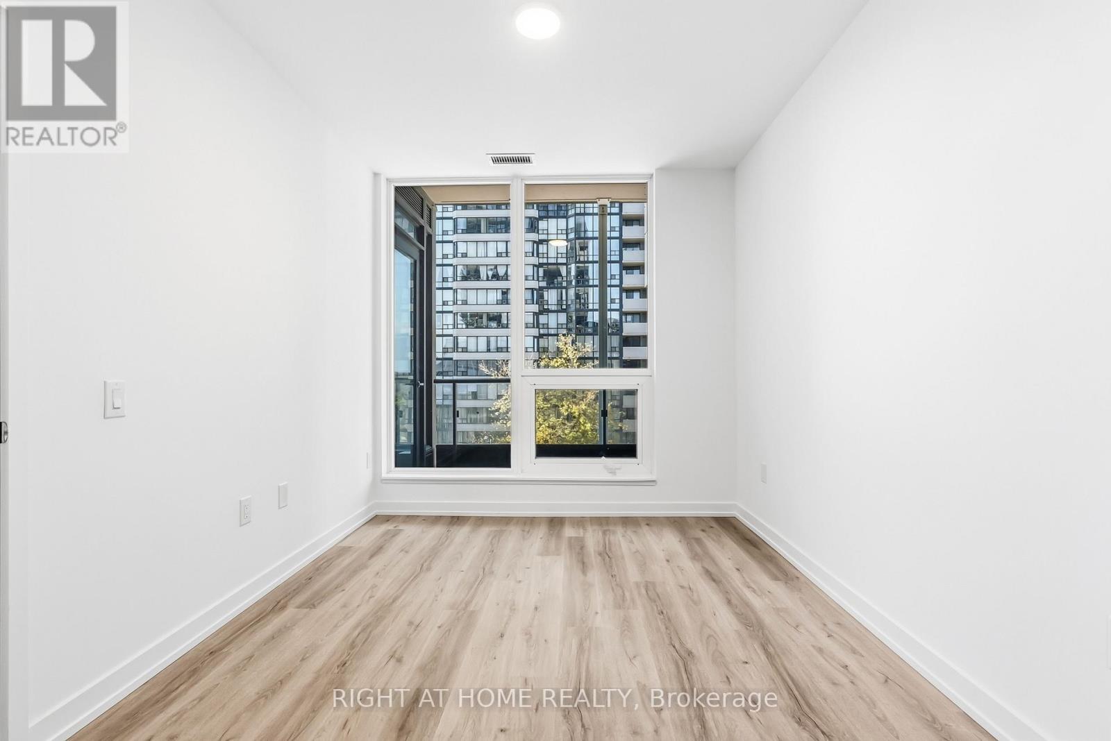 413 - 395 Square One Drive W, Mississauga, Ontario  L5B 0E2 - Photo 17 - W12993896