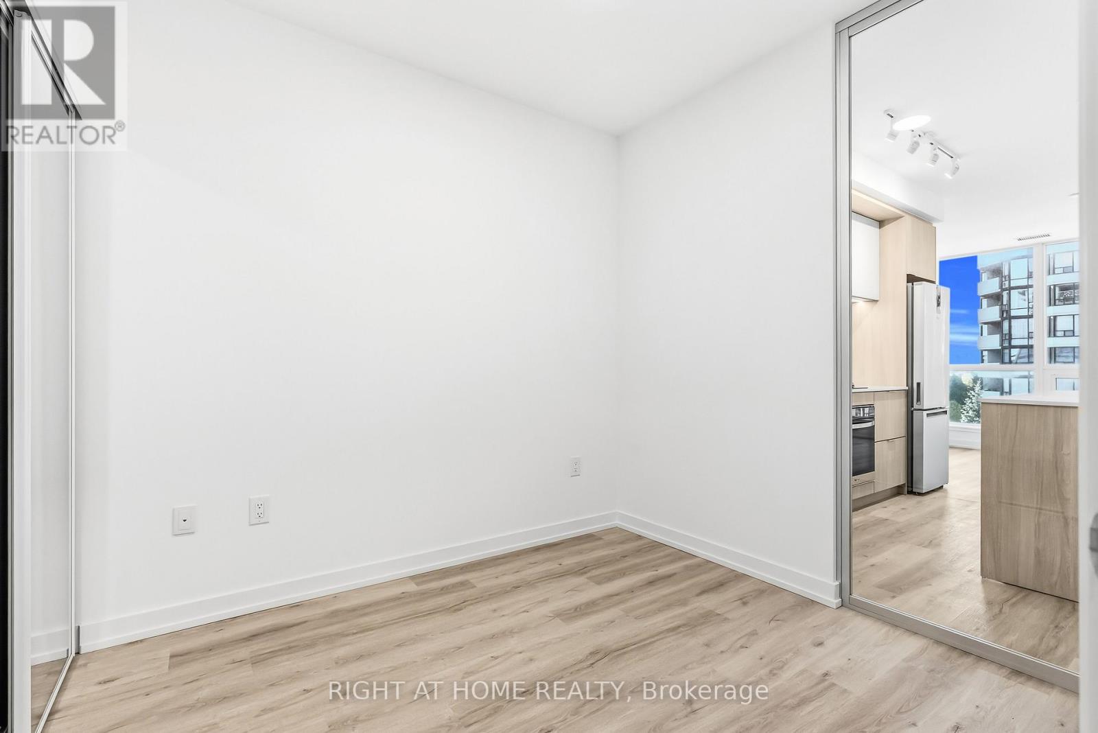 413 - 395 Square One Drive W, Mississauga, Ontario  L5B 0E2 - Photo 19 - W12993896