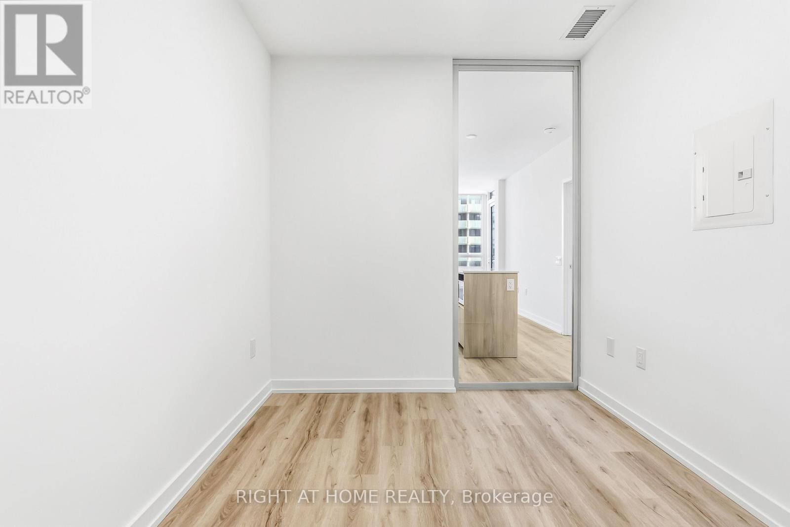 413 - 395 Square One Drive W, Mississauga, Ontario  L5B 0E2 - Photo 20 - W12993896