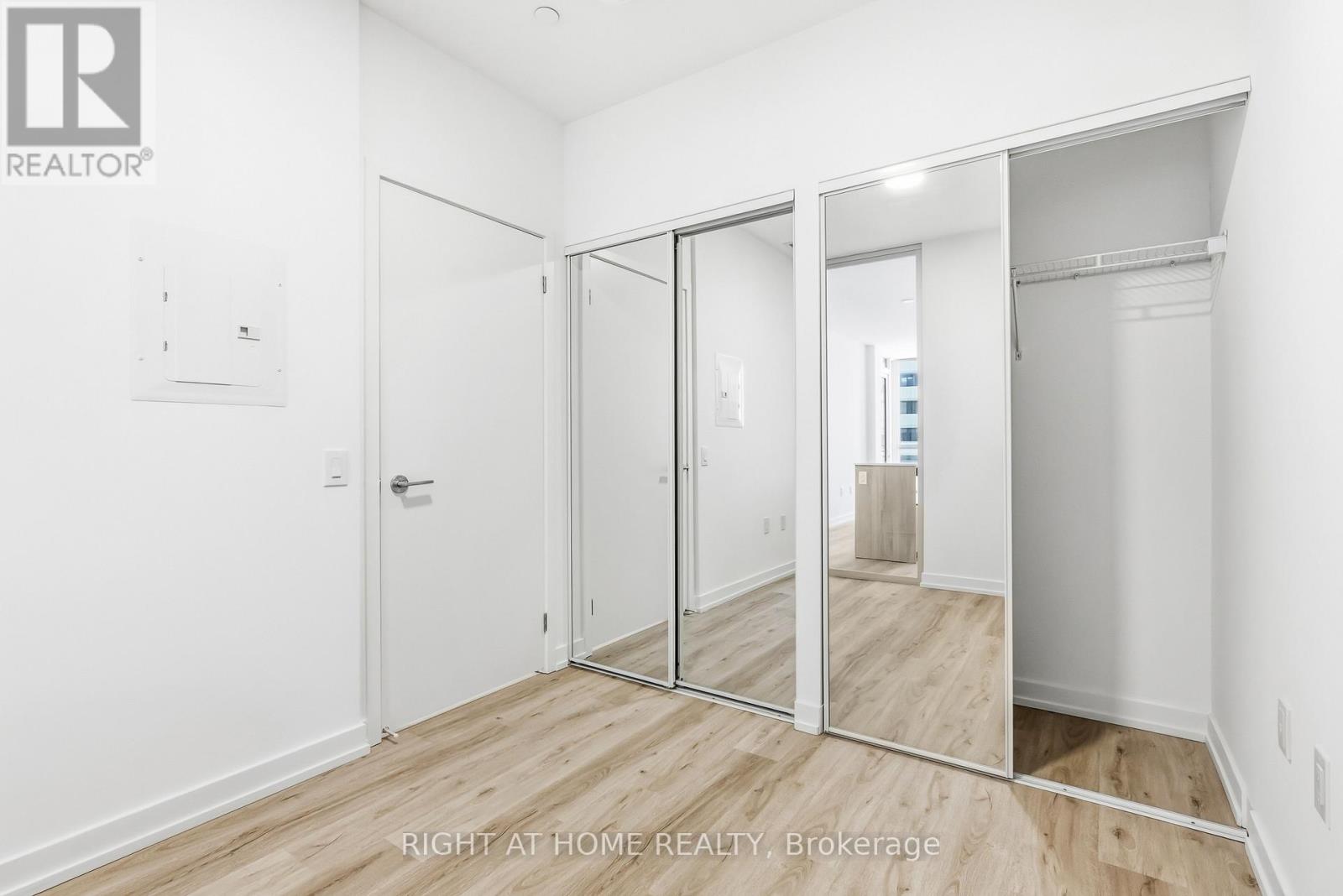 413 - 395 Square One Drive W, Mississauga, Ontario  L5B 0E2 - Photo 21 - W12993896