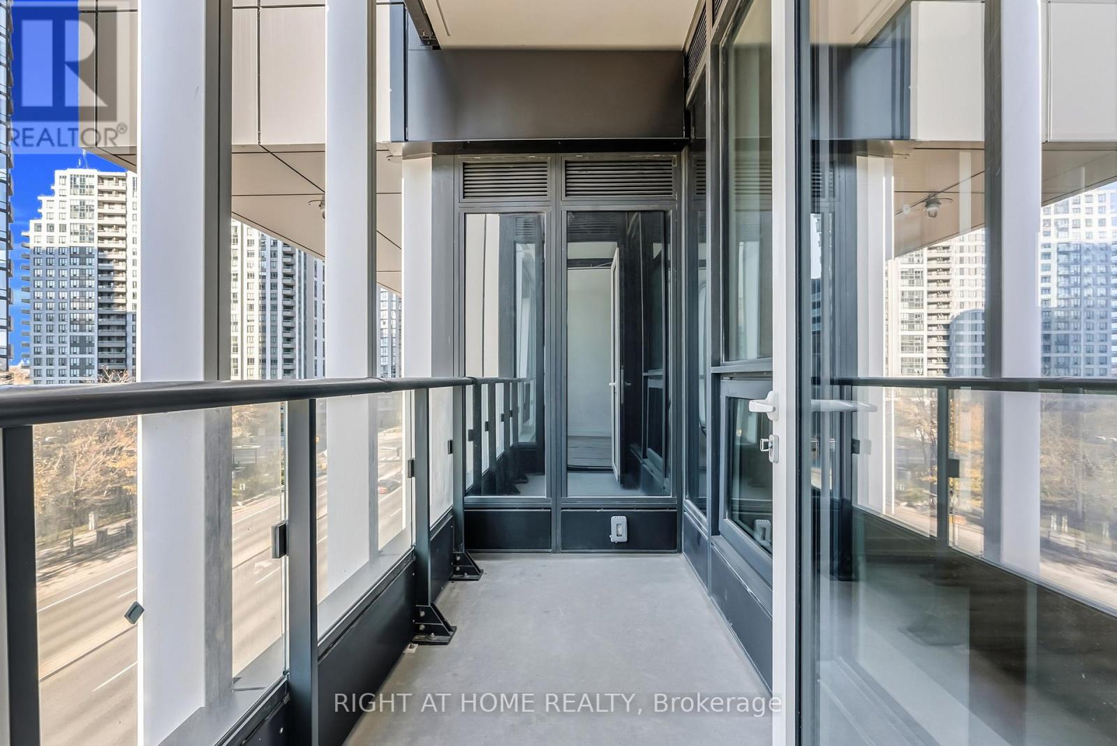 413 - 395 Square One Drive W, Mississauga, Ontario  L5B 0E2 - Photo 26 - W12993896