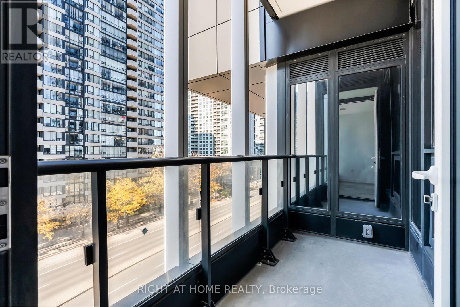 413 - 395 Square One Drive W, Mississauga, Ontario  L5B 0E2 - Photo 27 - W12993896