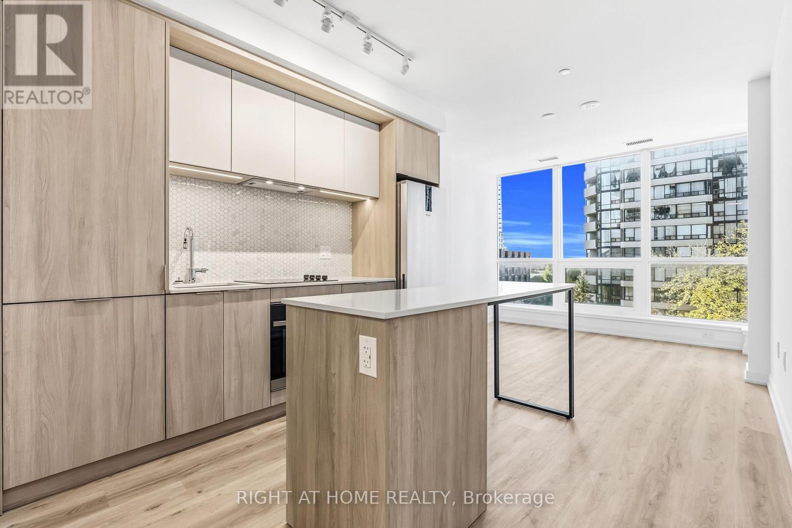 413 - 395 Square One Drive W, Mississauga, Ontario  L5B 0E2 - Photo 5 - W12993896