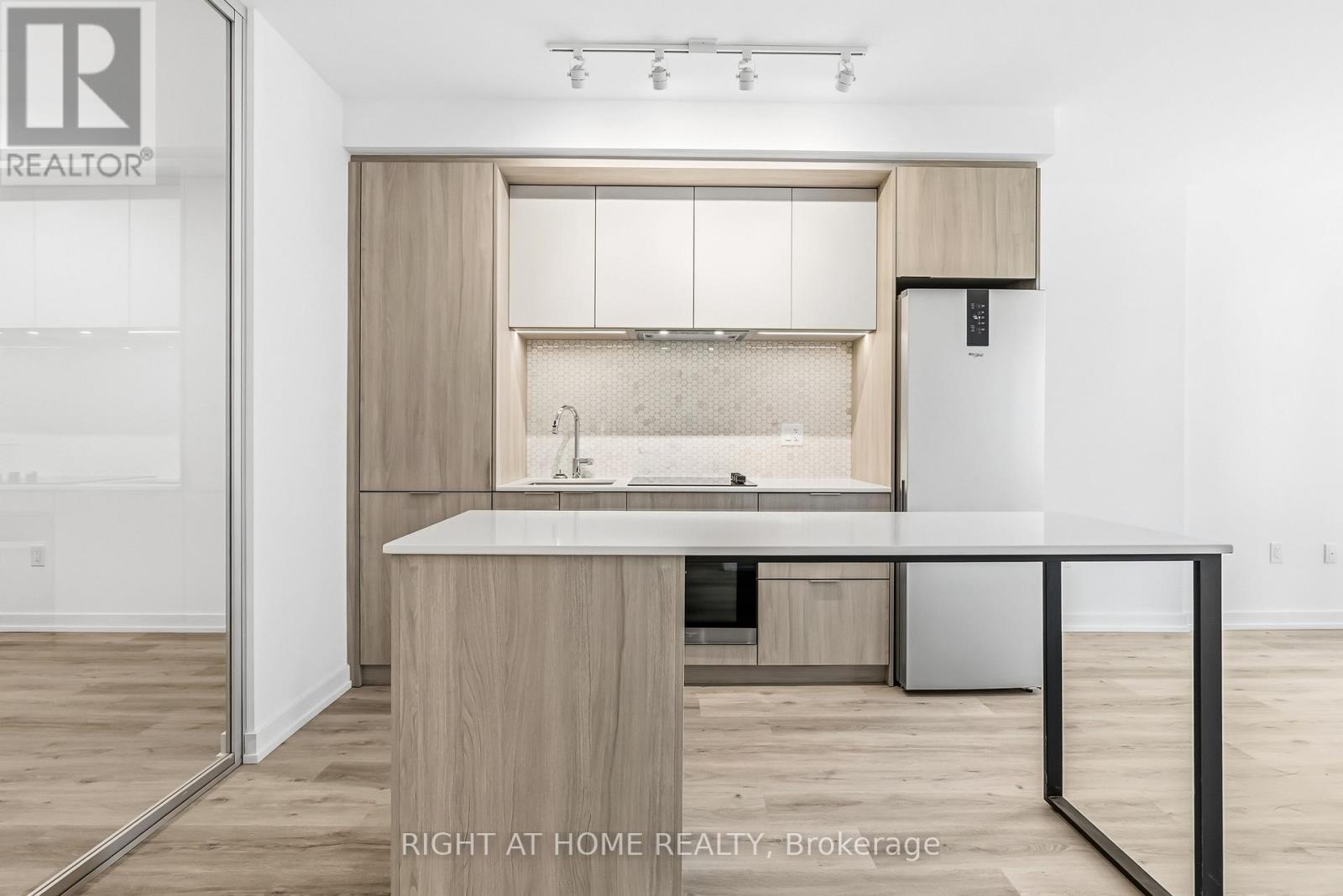 413 - 395 Square One Drive W, Mississauga, Ontario  L5B 0E2 - Photo 6 - W12993896