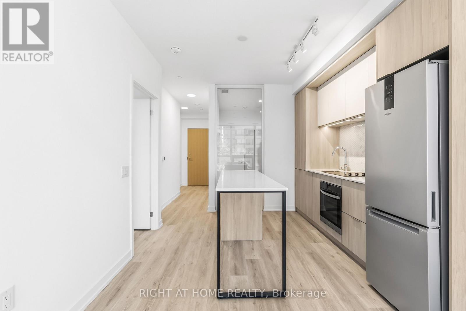 413 - 395 Square One Drive W, Mississauga, Ontario  L5B 0E2 - Photo 8 - W12993896