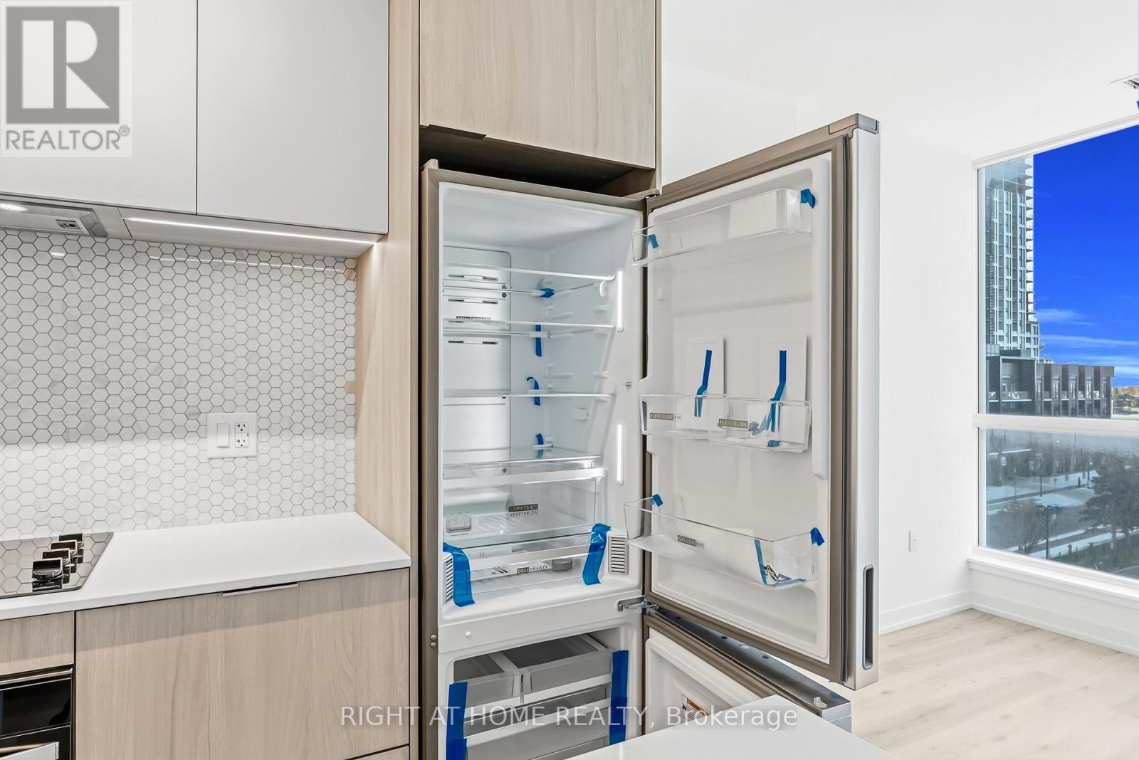 413 - 395 Square One Drive W, Mississauga, Ontario  L5B 0E2 - Photo 9 - W12993896