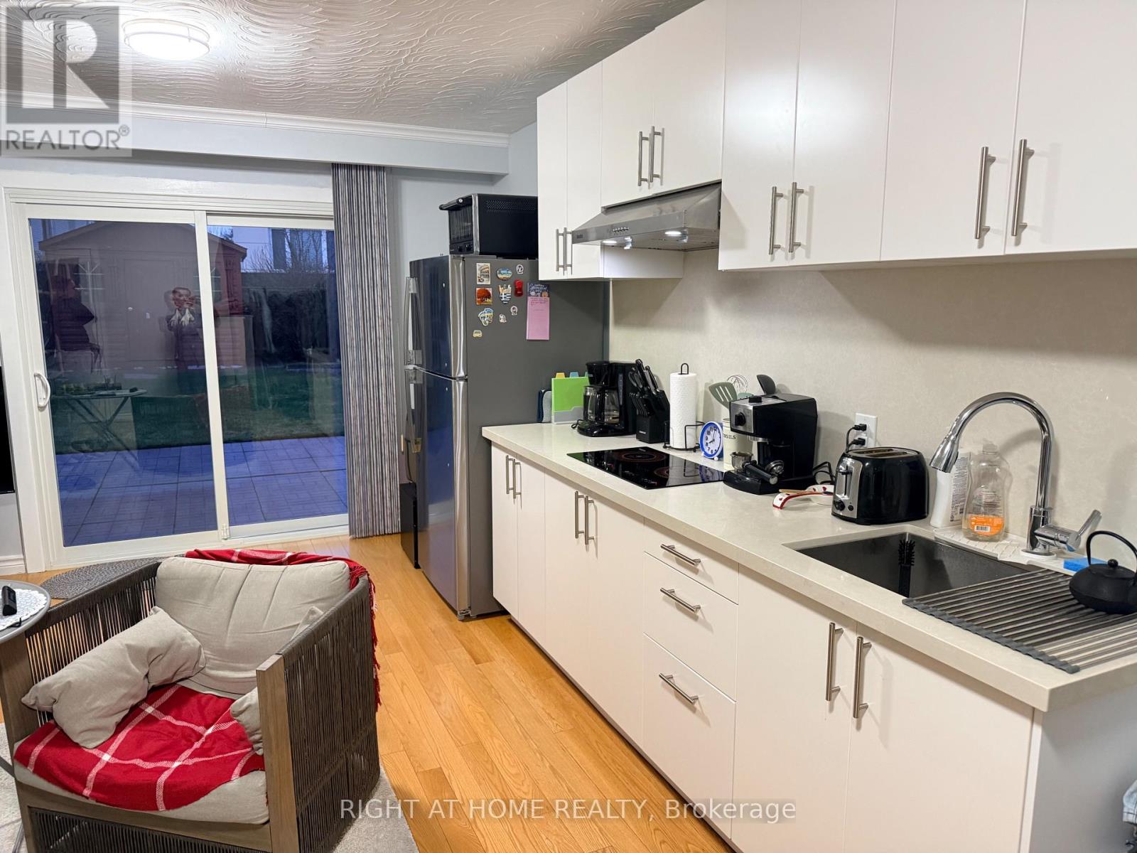 3631 Molly Avenue, Mississauga, Ontario L5A 3G5 - Photo 2 - W12993936