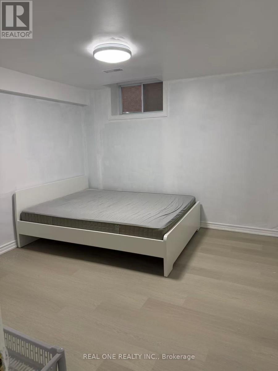 826 Winterton Way, Mississauga, Ontario  L5V 2A5 - Photo 7 - W12993946