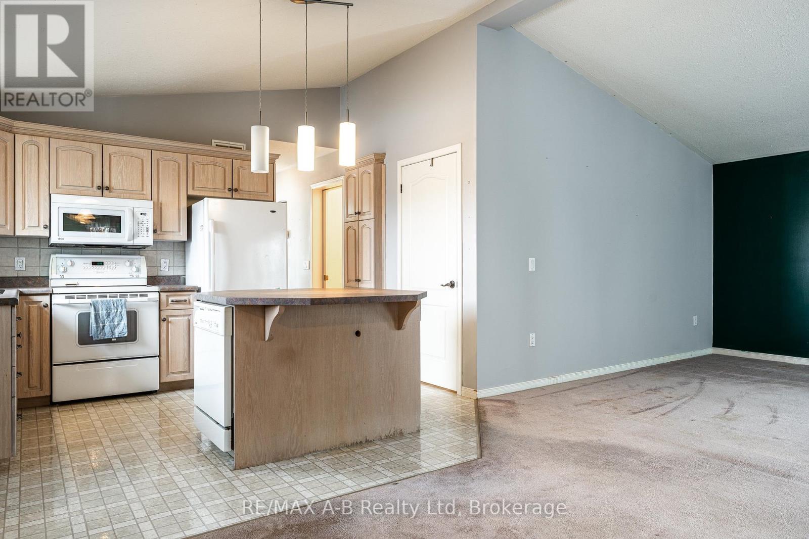 32 - 30 Ann Street, St. Marys, Ontario  N4X 1C8 - Photo 10 - X12540776