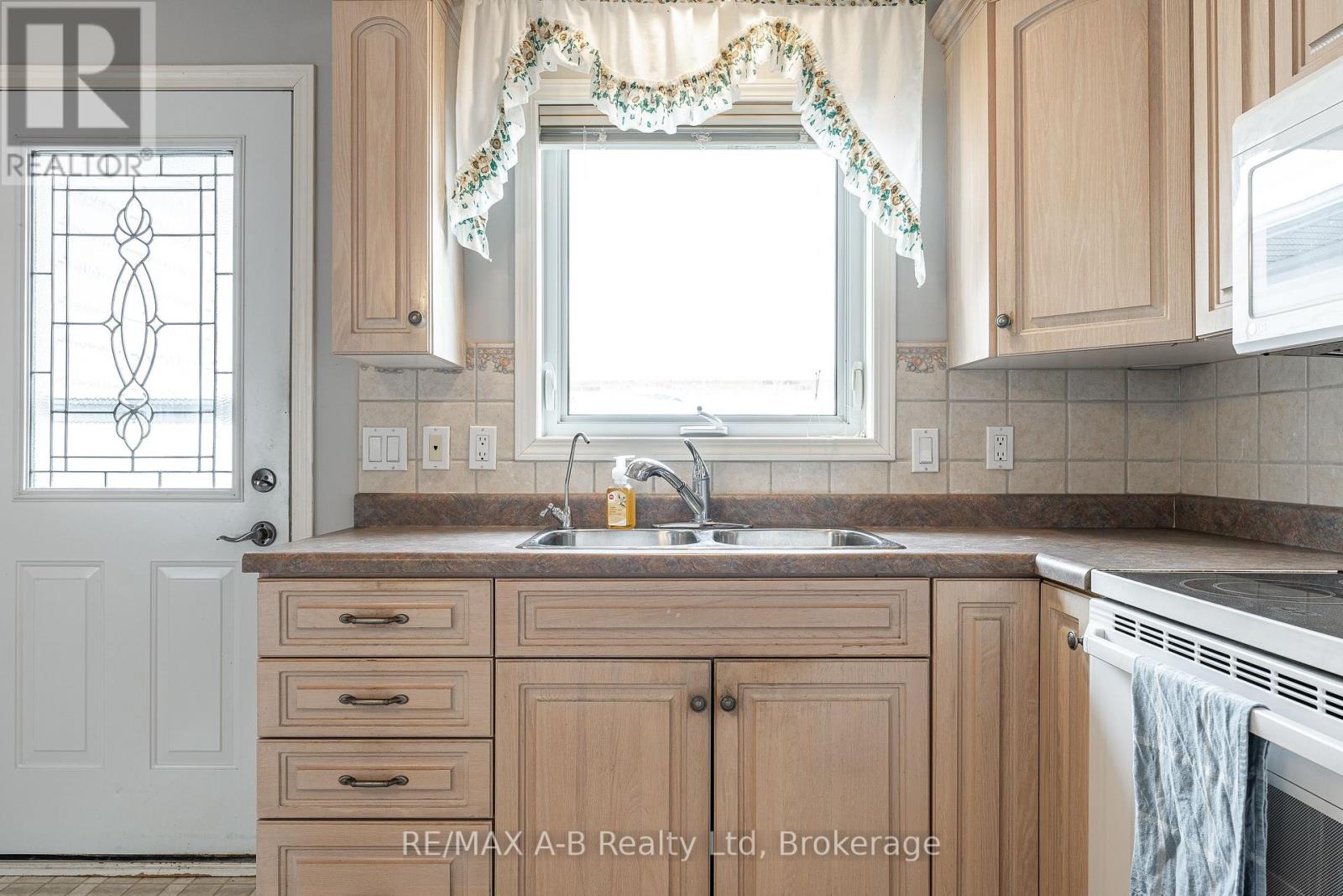 32 - 30 Ann Street, St. Marys, Ontario  N4X 1C8 - Photo 17 - X12540776