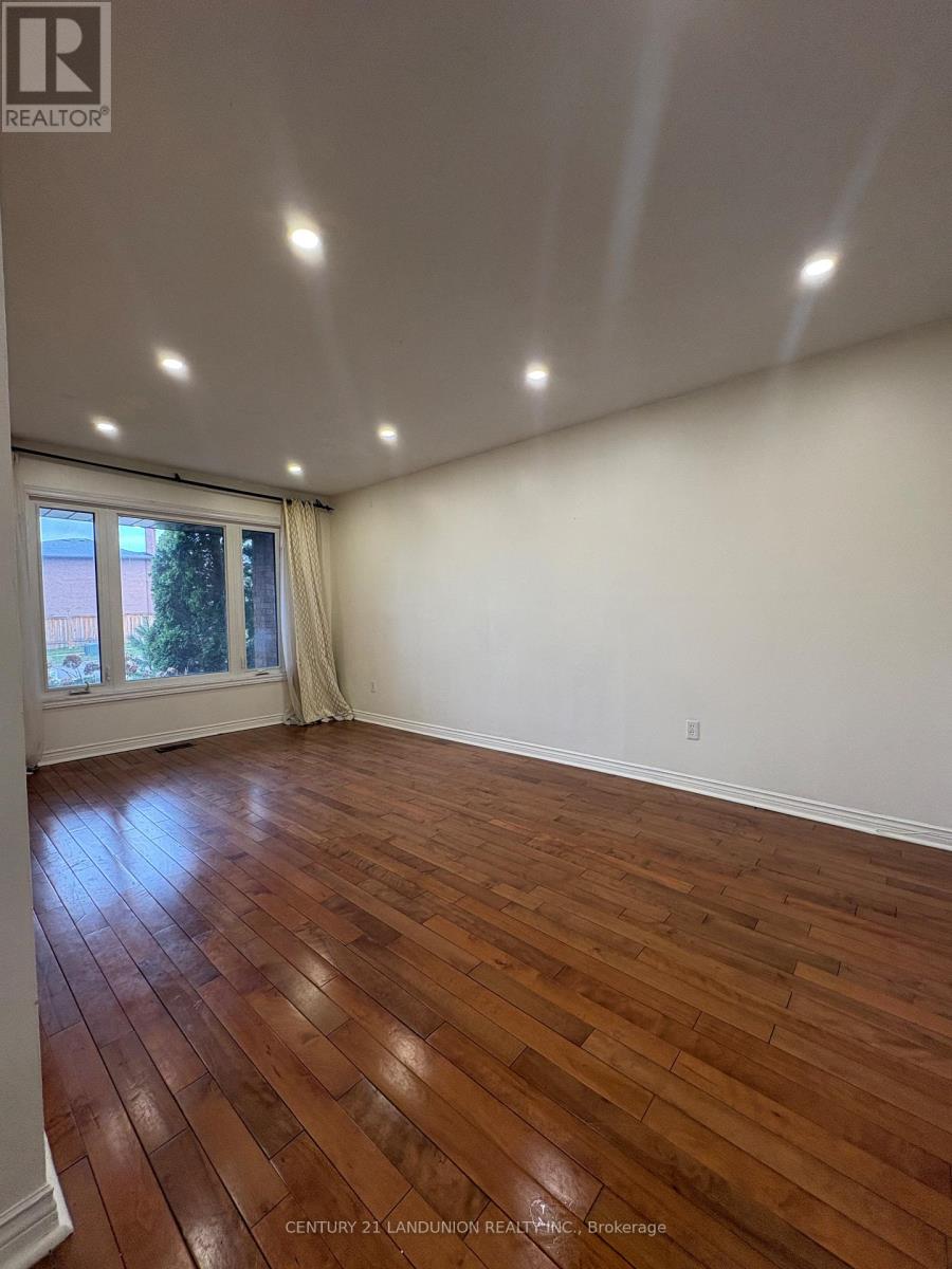 Main 48 Marchwood Crescent, Richmond Hill, Ontario  L4C 8M4 - Photo 10 - N12993968