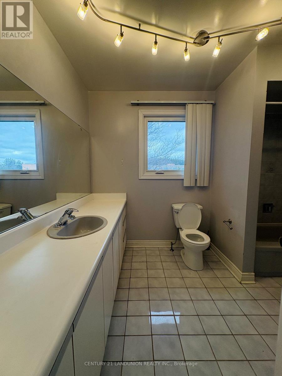 Main 48 Marchwood Crescent, Richmond Hill, Ontario  L4C 8M4 - Photo 12 - N12993968