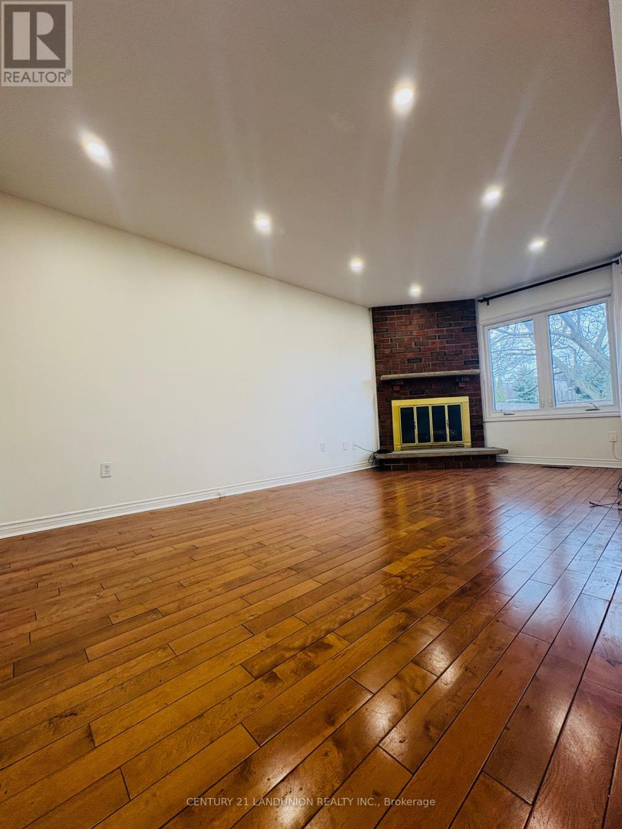 Main 48 Marchwood Crescent, Richmond Hill, Ontario  L4C 8M4 - Photo 2 - N12993968