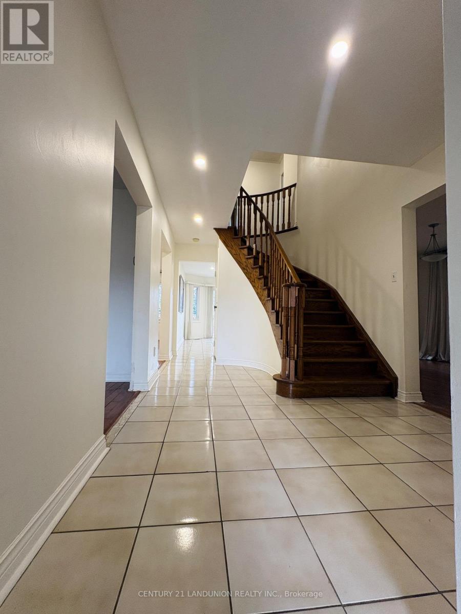 Main 48 Marchwood Crescent, Richmond Hill, Ontario  L4C 8M4 - Photo 3 - N12993968