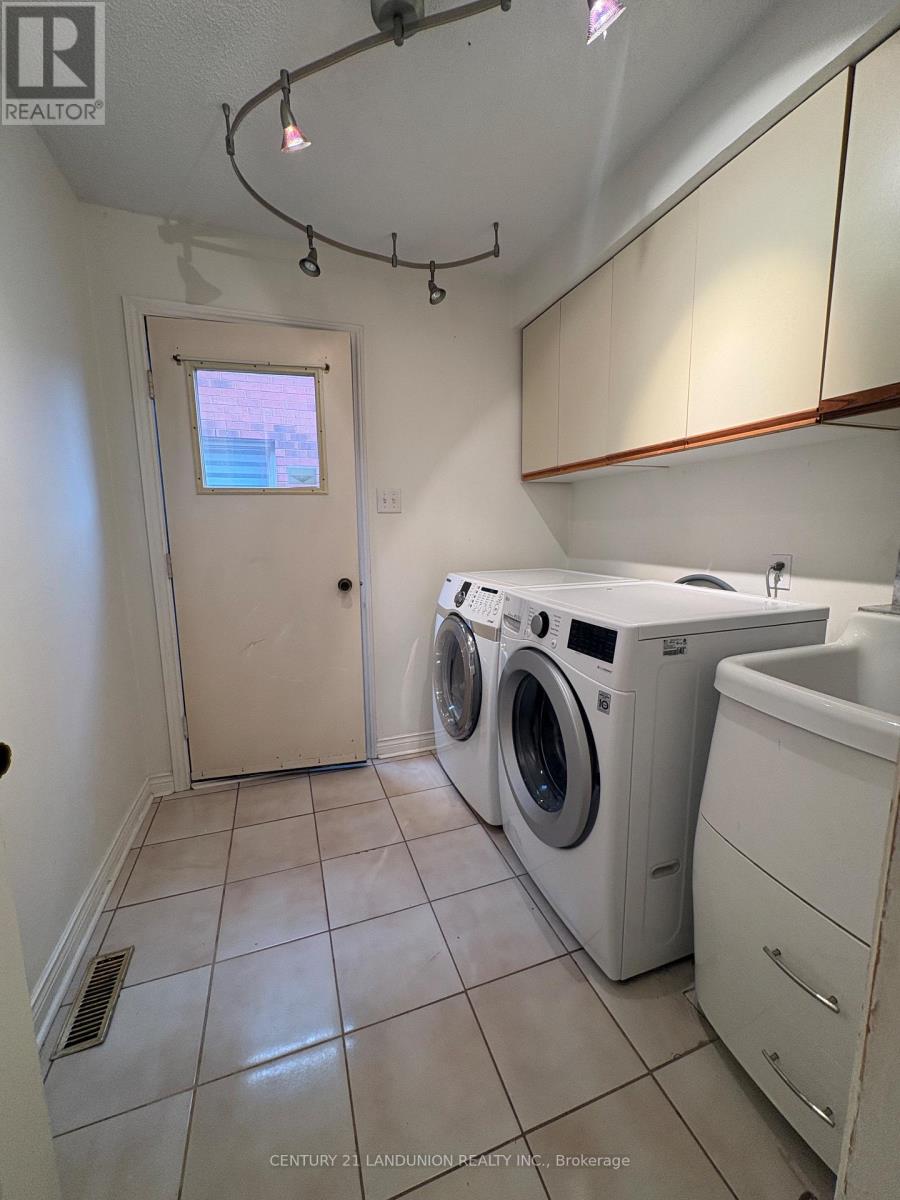 Main 48 Marchwood Crescent, Richmond Hill, Ontario  L4C 8M4 - Photo 7 - N12993968