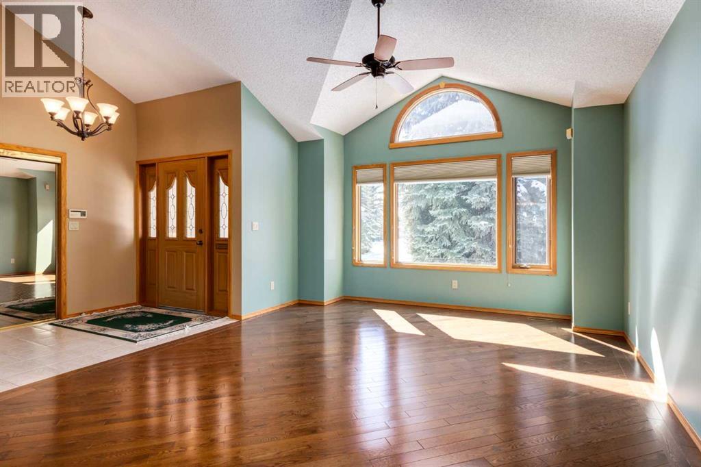 55 Oakmount Court SW, Calgary, Alberta  T2V 5B9 - Photo 4 - A2297656