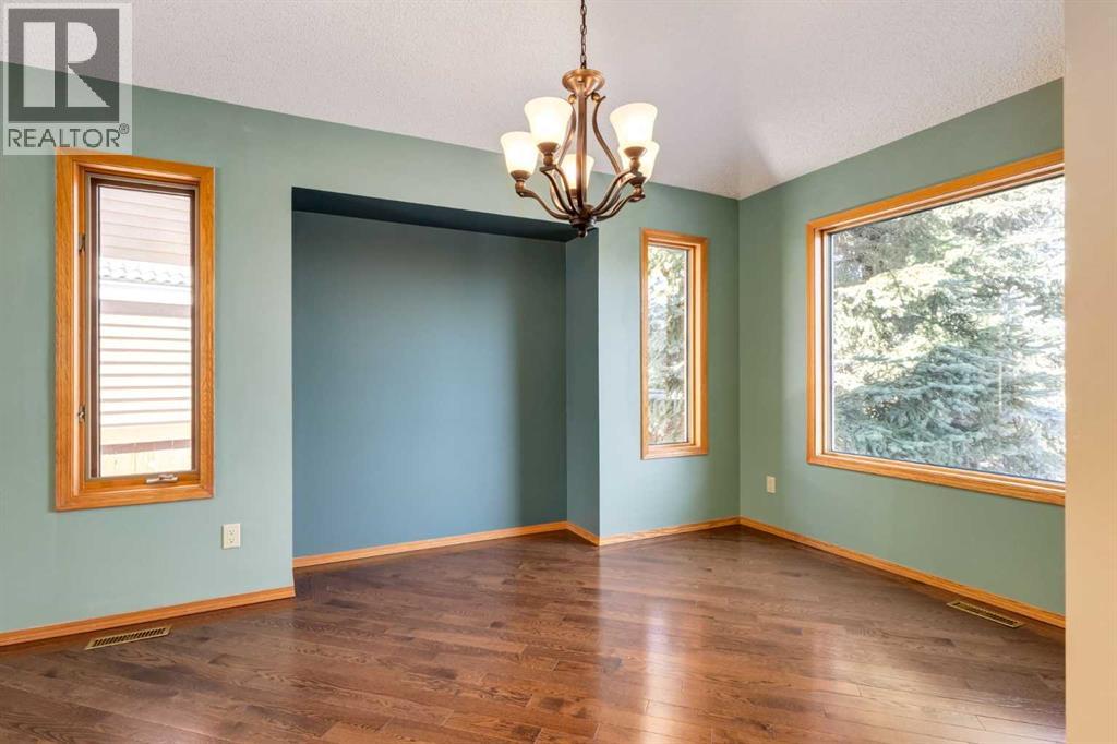 55 Oakmount Court SW, Calgary, Alberta  T2V 5B9 - Photo 8 - A2297656