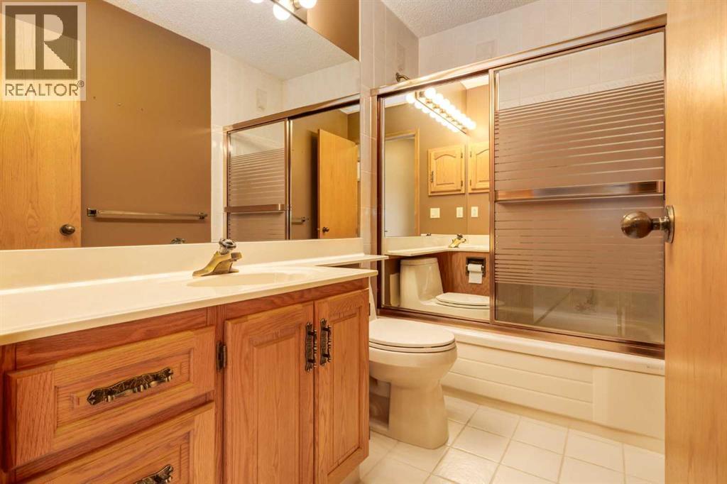 55 Oakmount Court SW, Calgary, Alberta  T2V 5B9 - Photo 25 - A2297656