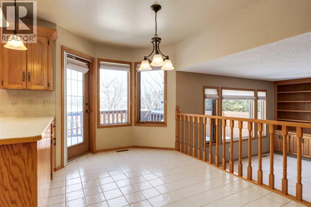 55 Oakmount Court SW, Calgary, Alberta  T2V 5B9 - Photo 12 - A2297656