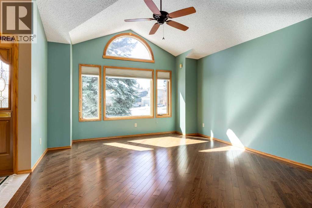 55 Oakmount Court SW, Calgary, Alberta  T2V 5B9 - Photo 6 - A2297656