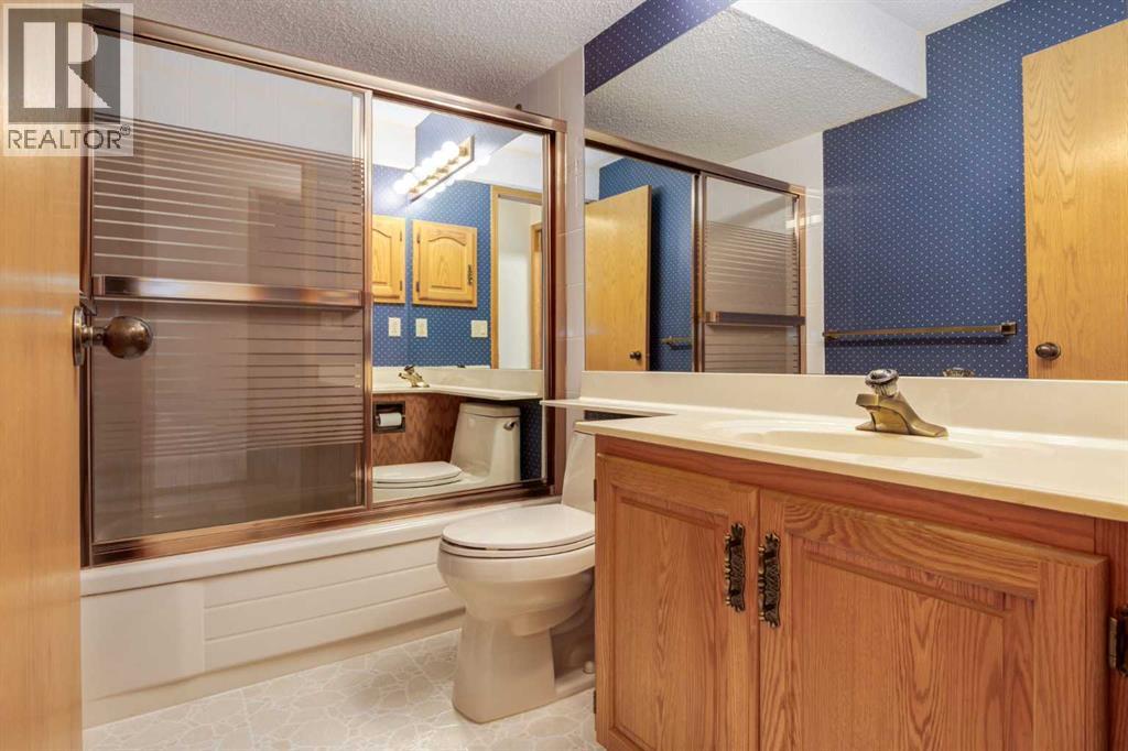 55 Oakmount Court SW, Calgary, Alberta  T2V 5B9 - Photo 32 - A2297656