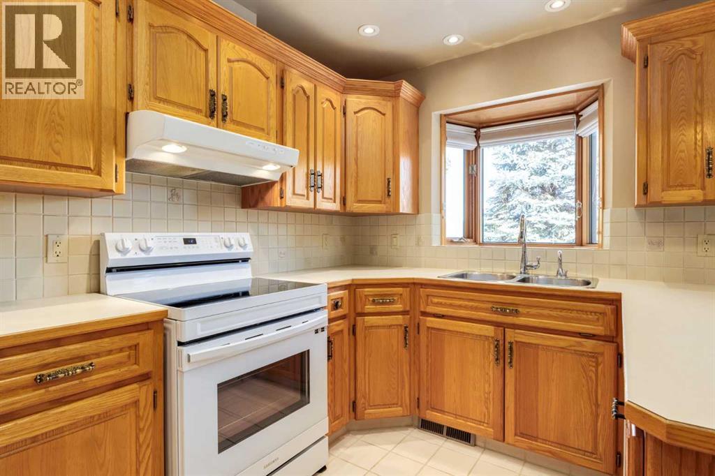 55 Oakmount Court SW, Calgary, Alberta  T2V 5B9 - Photo 10 - A2297656