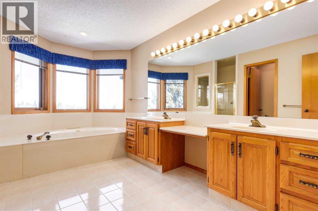 55 Oakmount Court SW, Calgary, Alberta  T2V 5B9 - Photo 21 - A2297656