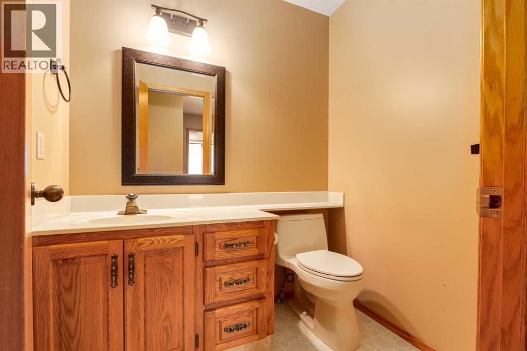 55 Oakmount Court SW, Calgary, Alberta  T2V 5B9 - Photo 16 - A2297656