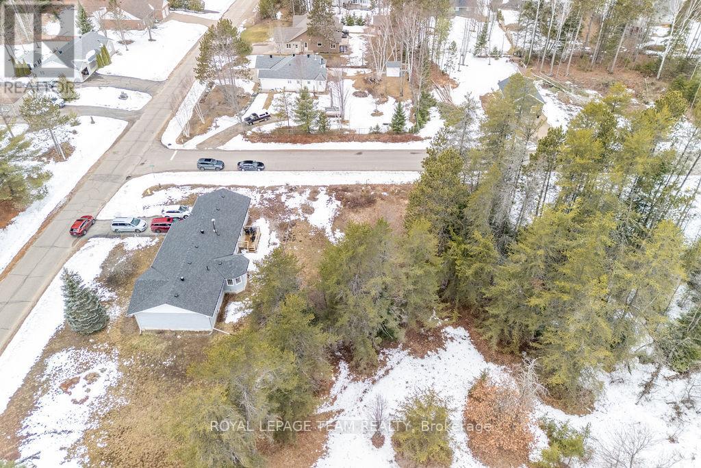 18 Birchview Drive, Madawaska Valley, Ontario K0J 1B0 - Photo 10 - X12994024