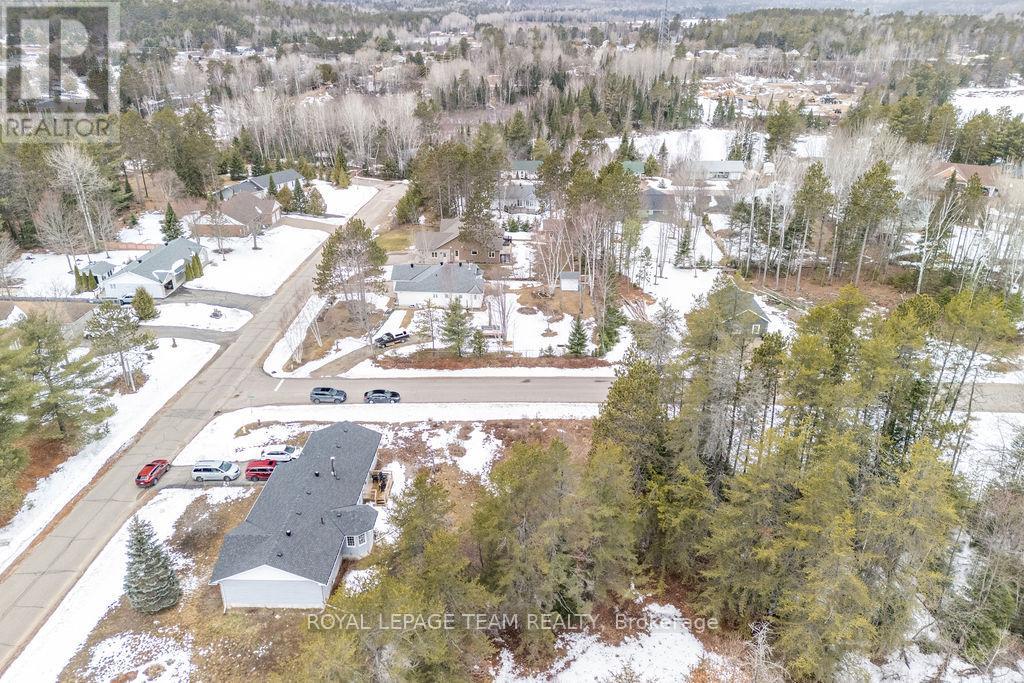 18 Birchview Drive, Madawaska Valley, Ontario K0J 1B0 - Photo 11 - X12994024
