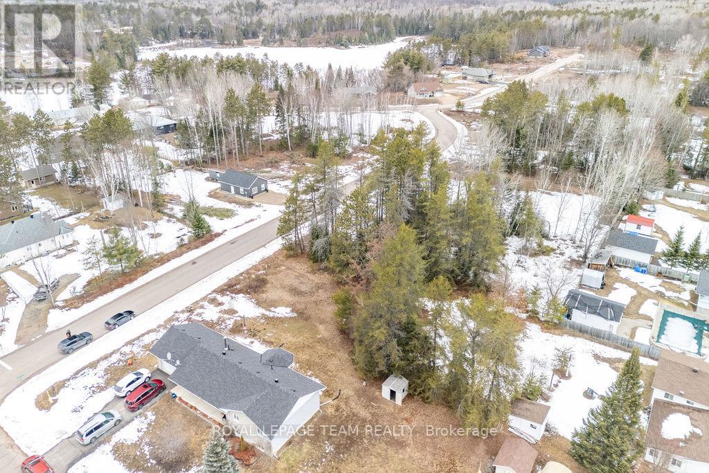 18 Birchview Drive, Madawaska Valley, Ontario K0J 1B0 - Photo 12 - X12994024