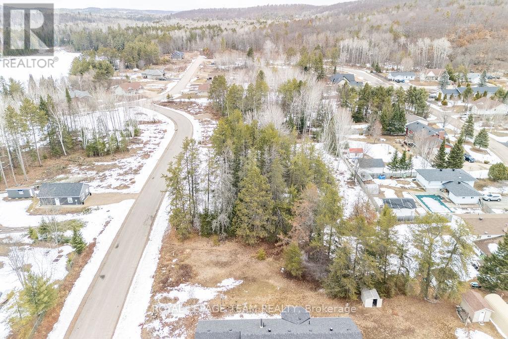 18 Birchview Drive, Madawaska Valley, Ontario K0J 1B0 - Photo 13 - X12994024