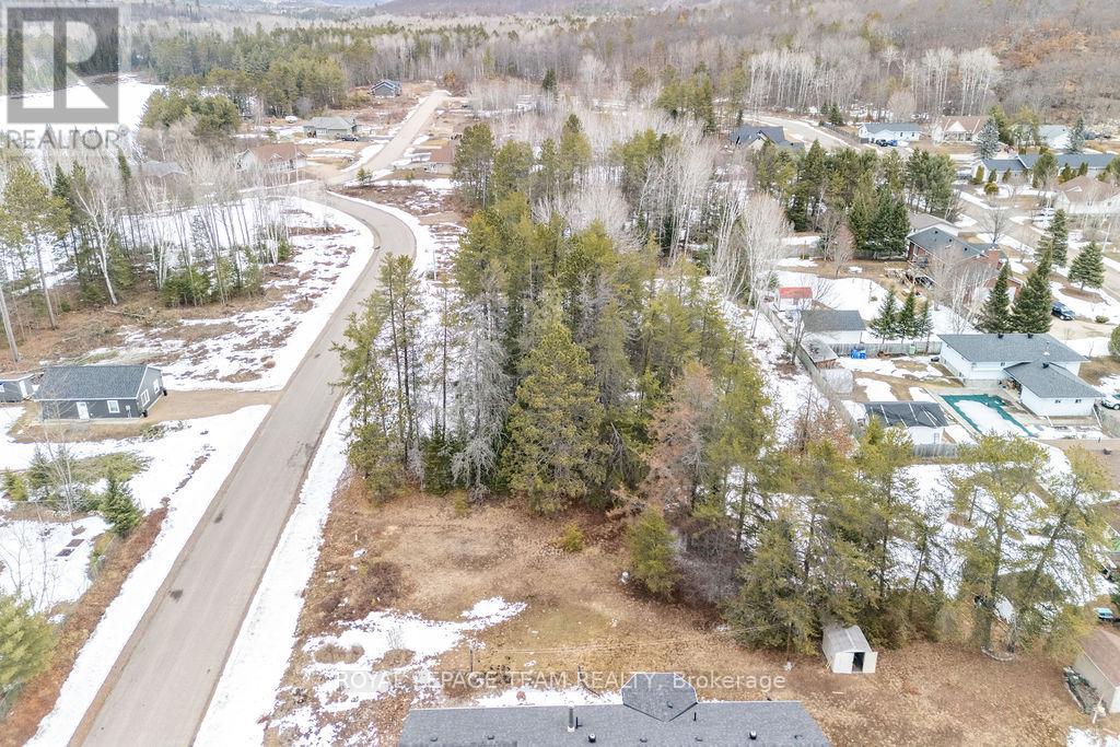 18 Birchview Drive, Madawaska Valley, Ontario K0J 1B0 - Photo 14 - X12994024