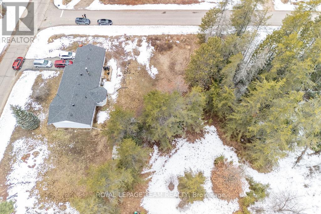 18 Birchview Drive, Madawaska Valley, Ontario K0J 1B0 - Photo 9 - X12994024