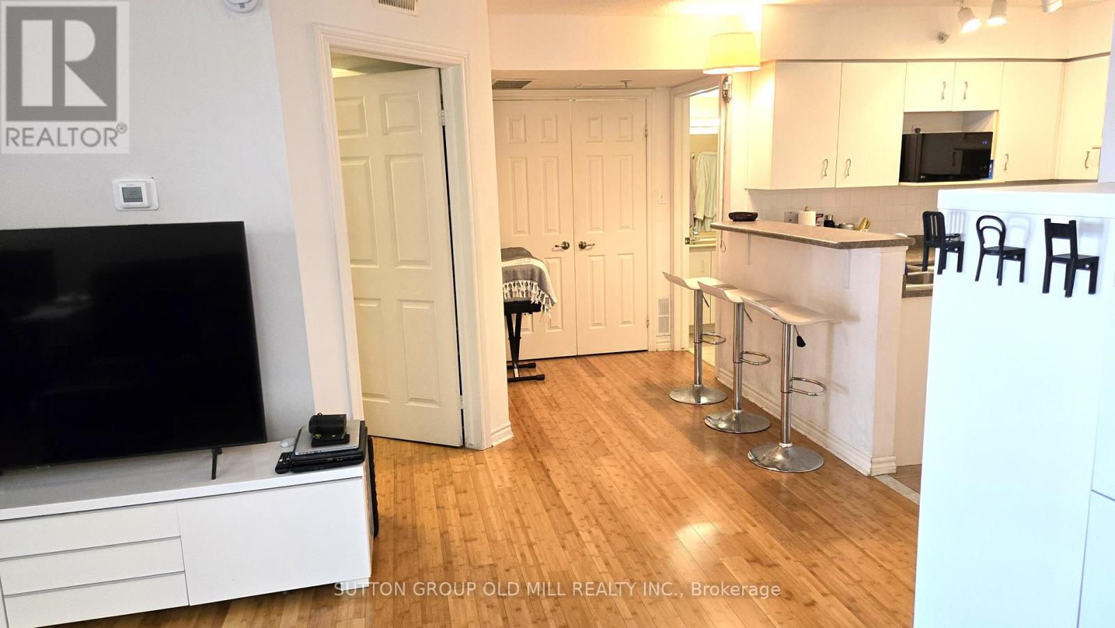 208 - 1470 Bishops Gate, Oakville, Ontario  L6M 4N2 - Photo 4 - W12994006