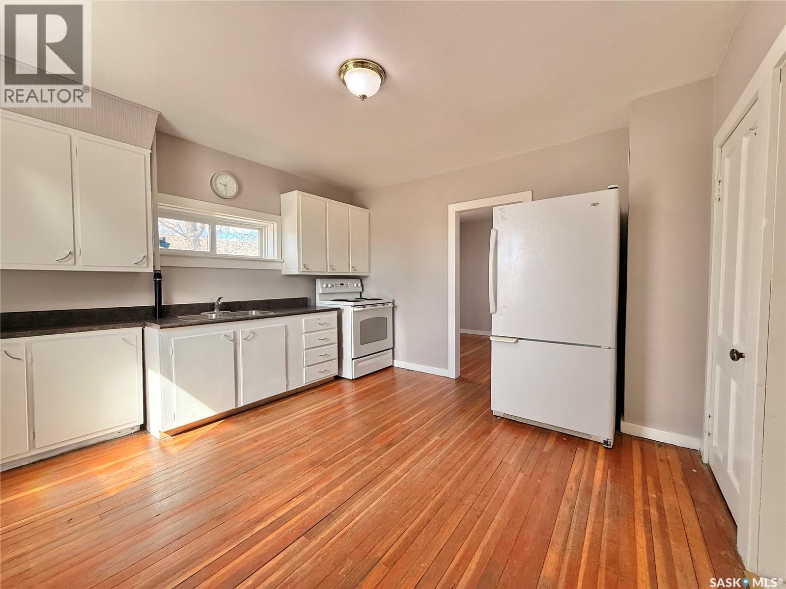 401 Park Avenue, Outlook, Saskatchewan  S0L 2N0 - Photo 3 - SK032726