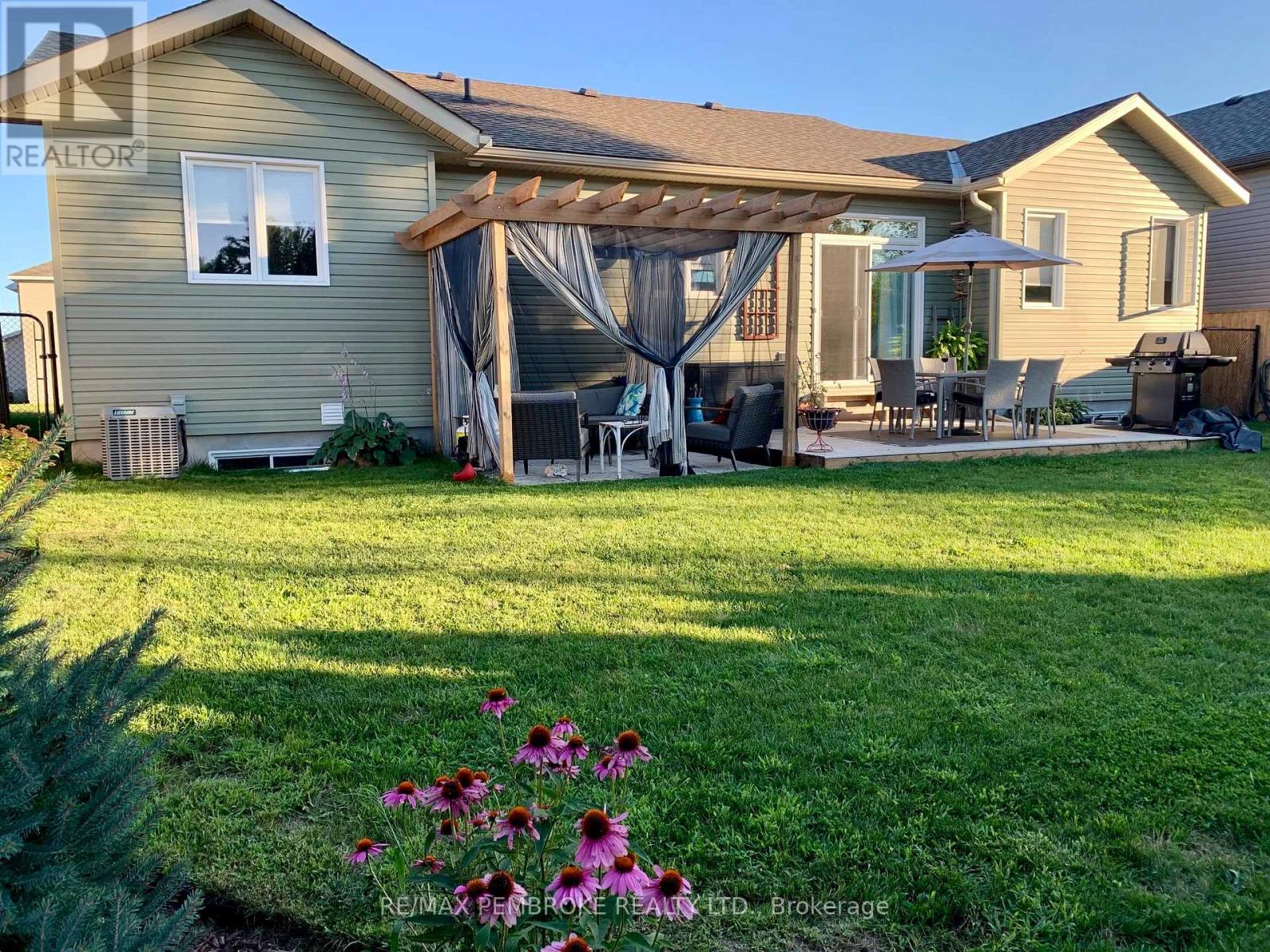 545 Gardner Crescent, Petawawa, Ontario  K8H 0C4 - Photo 3 - X12989680