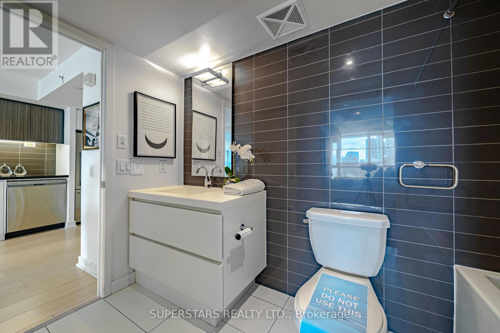 1211 - 75 Queens Wharf Road, Toronto, Ontario  M5V 0J8 - Photo 13 - C12994074