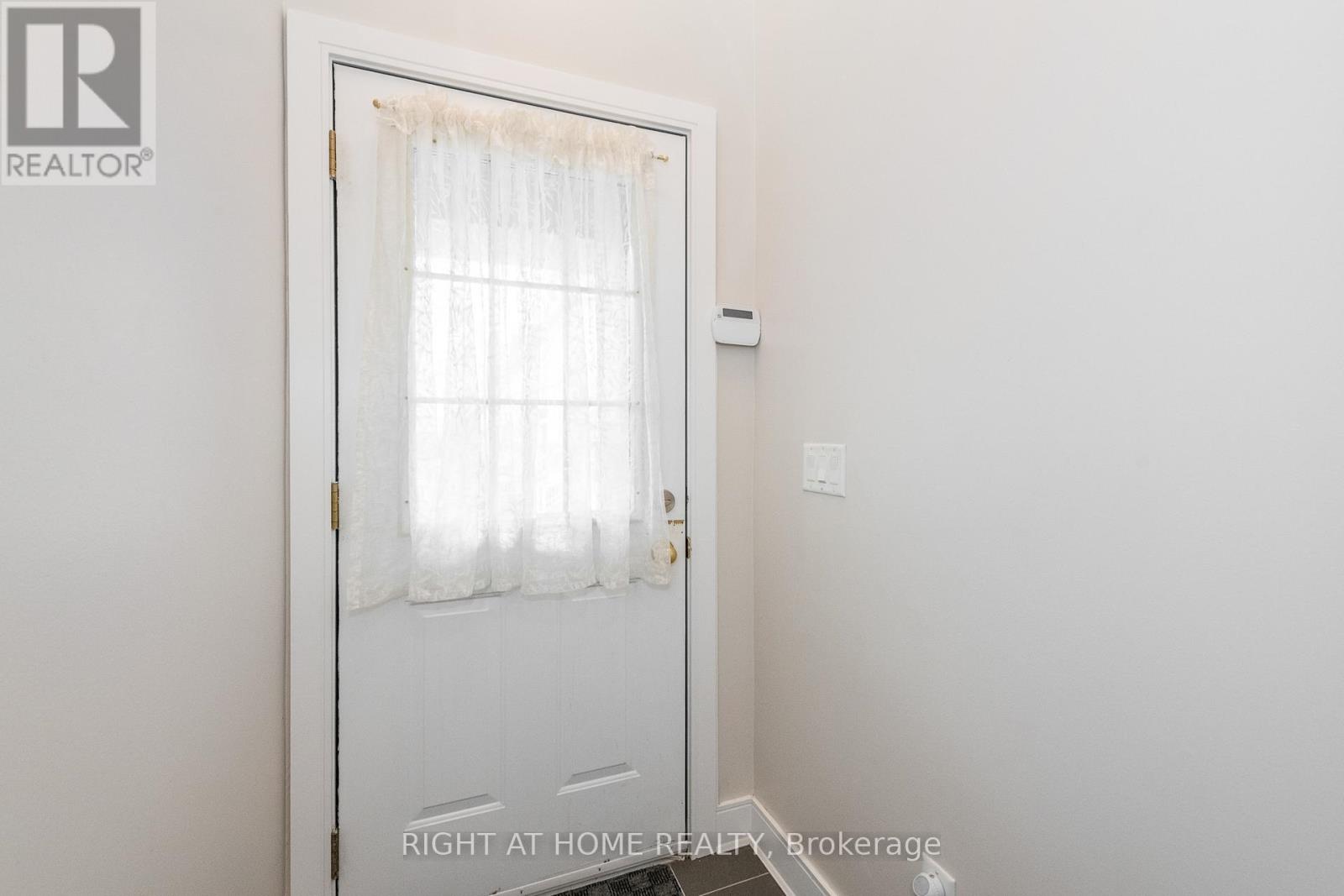 212 Rutgers Private, Ottawa, Ontario  K2C 4G7 - Photo 4 - X12994078