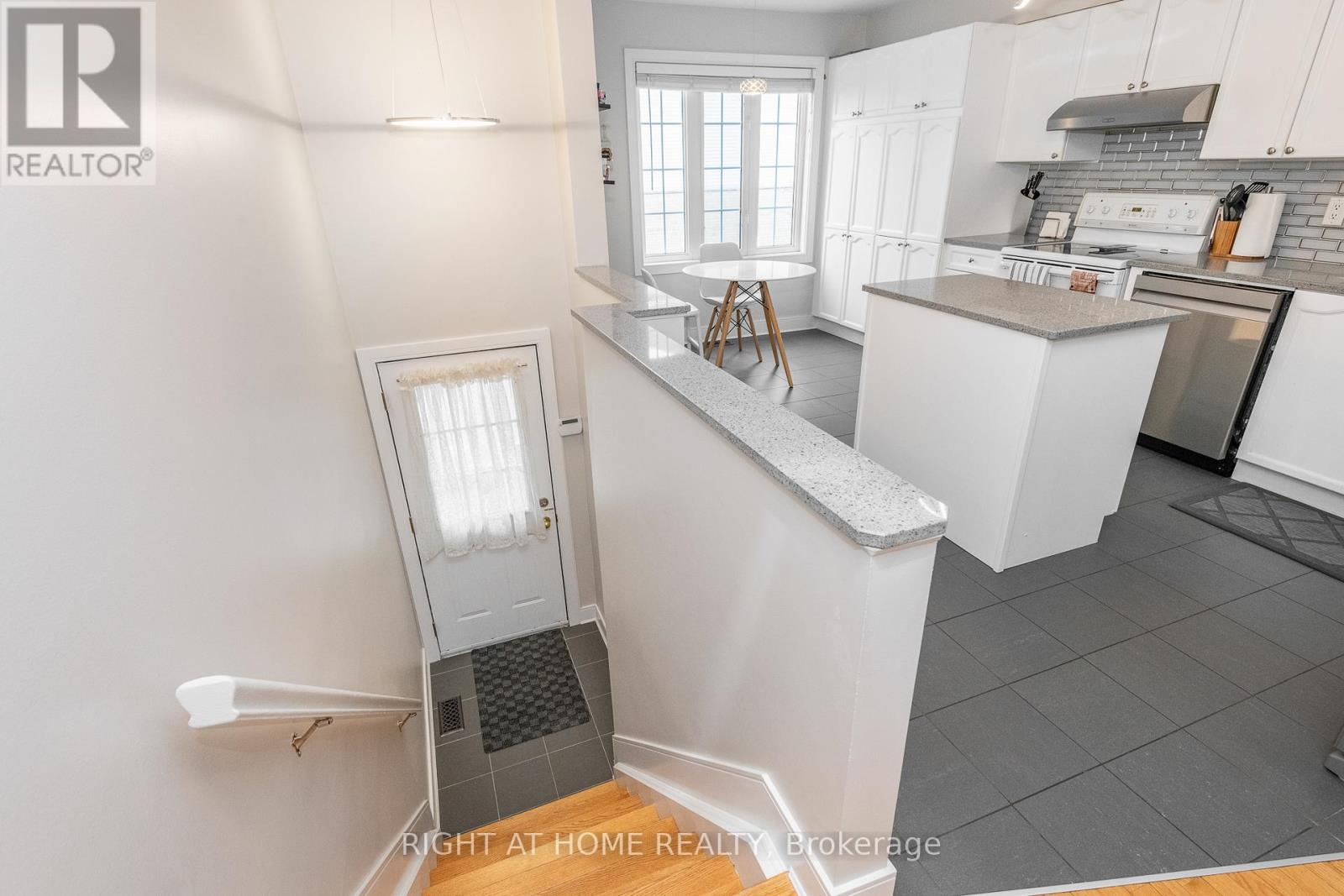 212 Rutgers Private, Ottawa, Ontario  K2C 4G7 - Photo 5 - X12994078