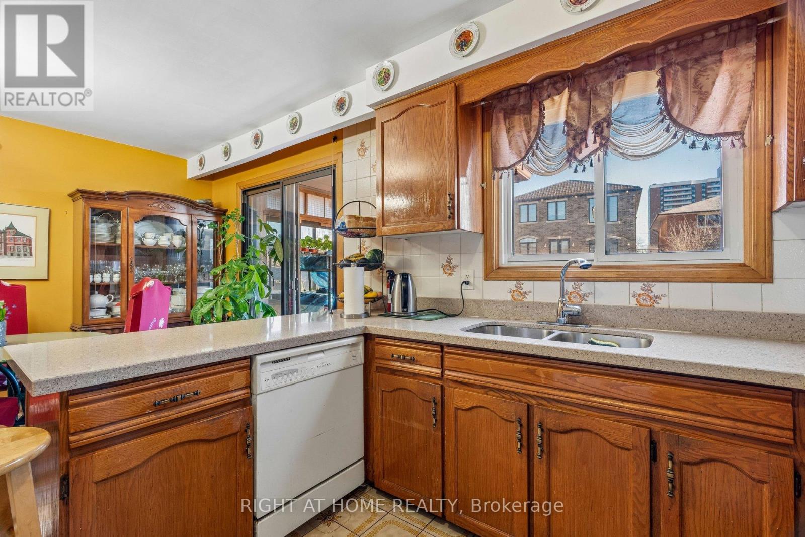 16 Ascolda Boulevard, Toronto, Ontario  M1J 2N7 - Photo 12 - E12994060