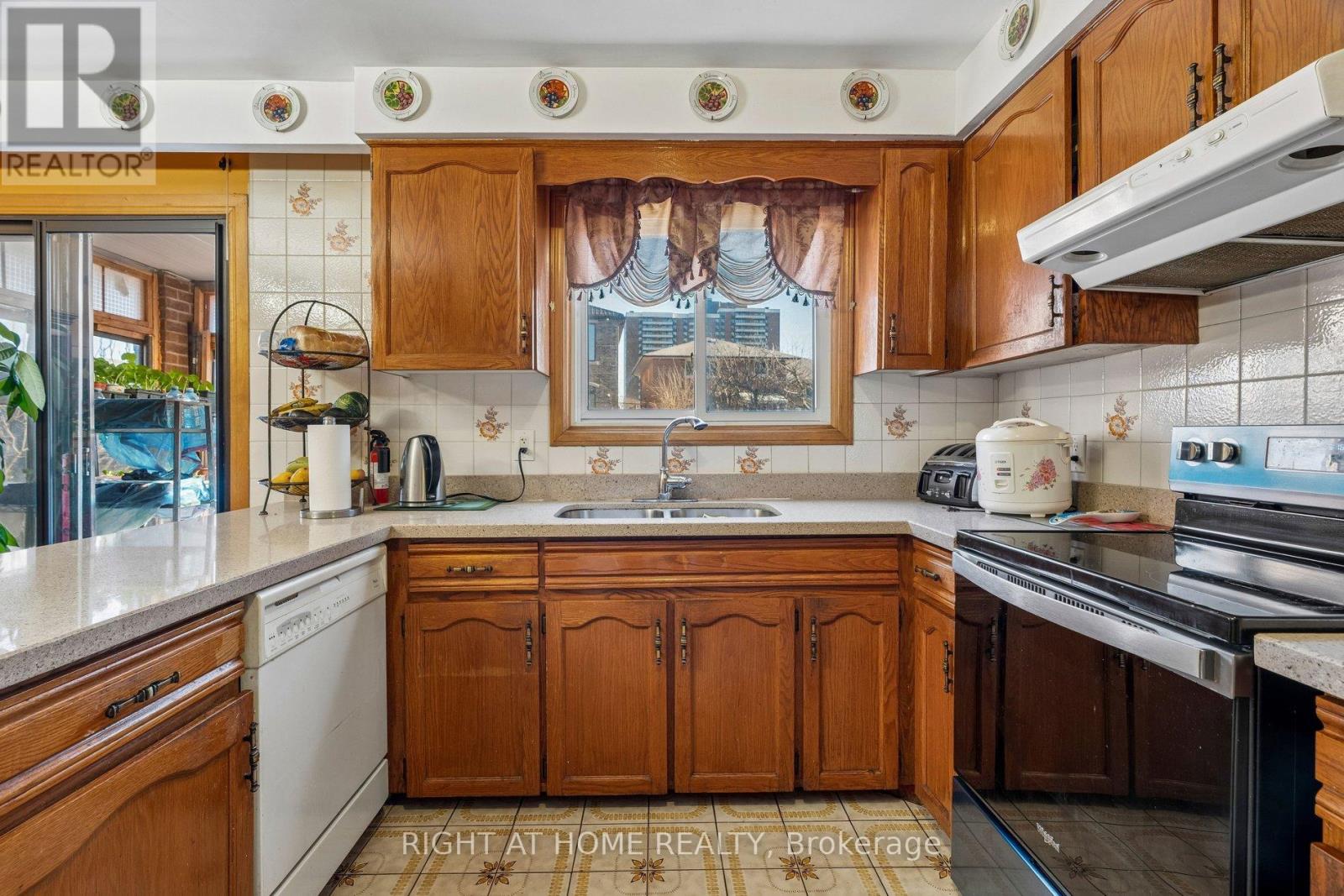 16 Ascolda Boulevard, Toronto, Ontario  M1J 2N7 - Photo 13 - E12994060