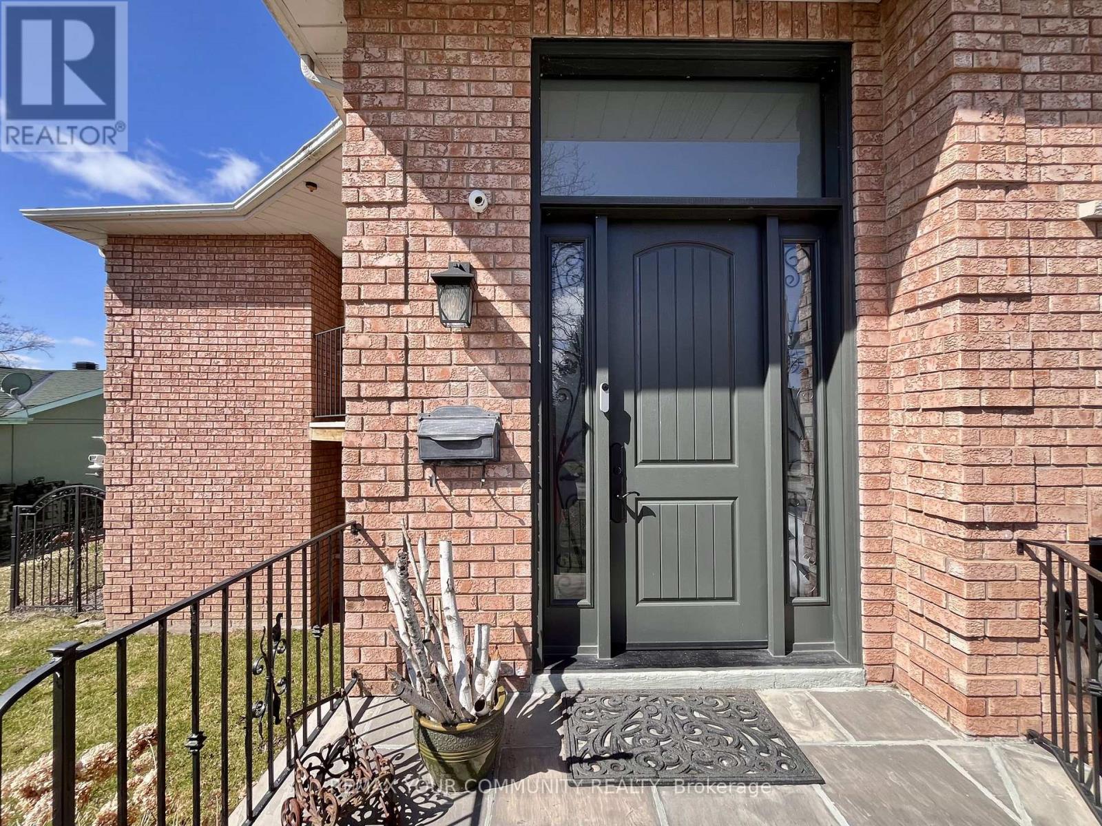 44 Canal Street, Georgina, Ontario  L4P 1K5 - Photo 2 - N12994058