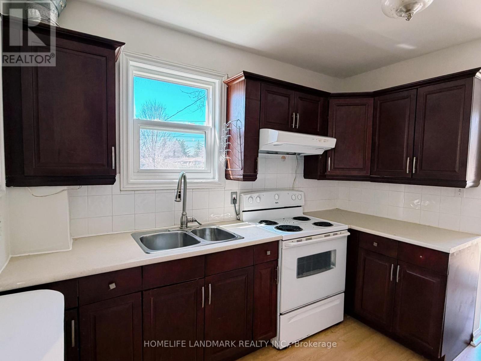 392 Elmwood Avenue, Richmond Hill, Ontario  L4C 1M3 - Photo 5 - N12994084