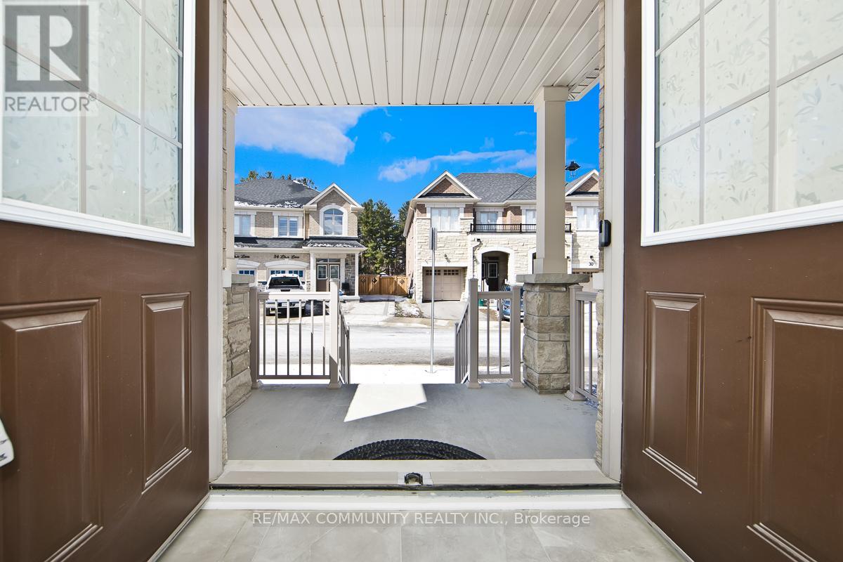 33 Liam Lane, Markham, Ontario  L3S 3J5 - Photo 2 - N12994124