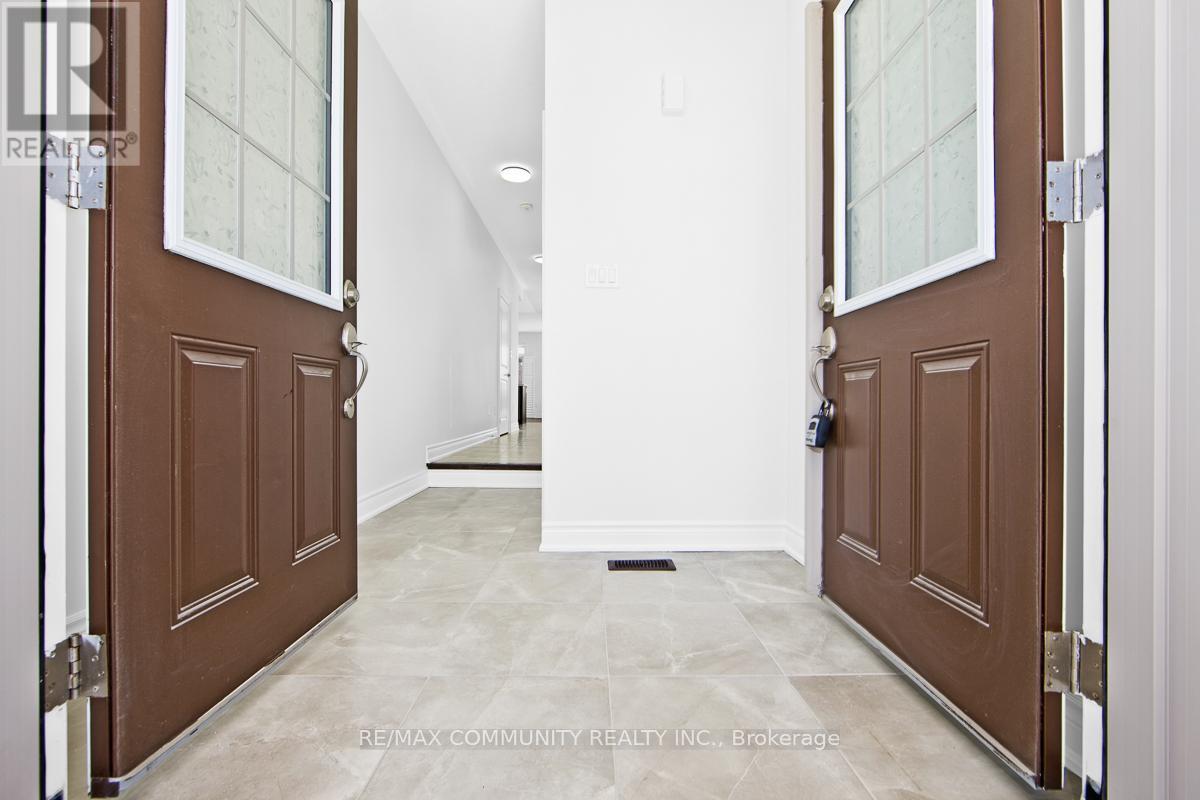 33 Liam Lane, Markham, Ontario  L3S 3J5 - Photo 3 - N12994124